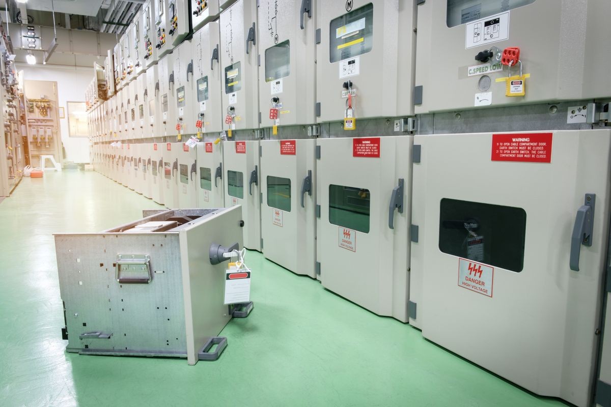 equipment of electrical switchgear panel take off for maintenance shutdown.,
key lock switch gear for isolate system.